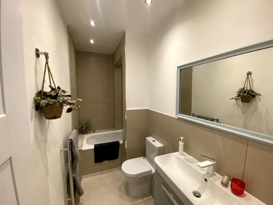 Spacious 2 Bedroom In Maida Vale * Londra